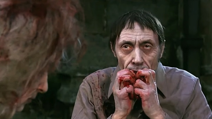 「悪魔の墓場」不気味なゾンビの食人シーン