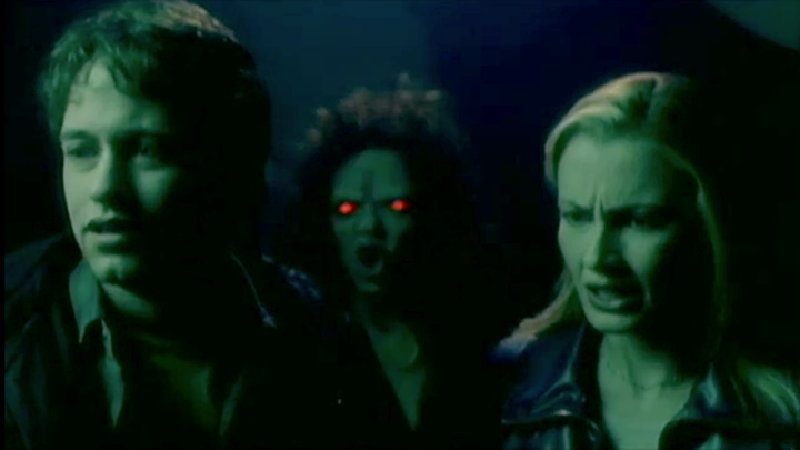 「デモンズ2002」背後からゾンビ