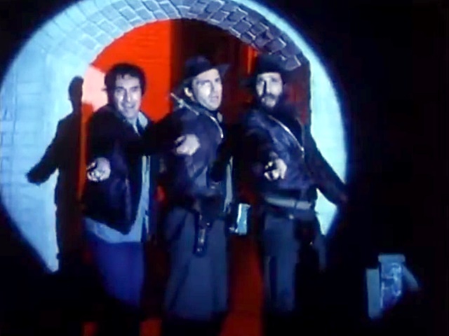 歌とダンスでゾンビの群れを煙に巻くハドソン・ブラザーズ