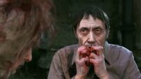 「悪魔の墓場」不気味なゾンビの食人シーン