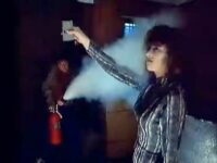 「ナイトライフ」ゾンビに消火器噴射