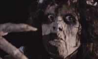 映画「魔性のしたたり　屍ガールズ」の女ゾンビの画像。
