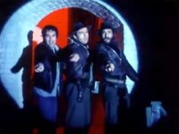 歌とダンスでゾンビの群れを煙に巻くハドソン・ブラザーズ